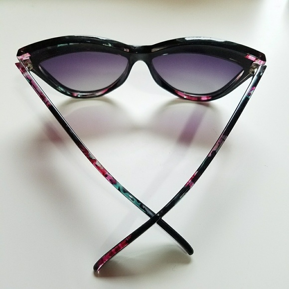 Retro-Chic Cat Eye Frames with Floral Pattern Trim - Picture 4 of 8